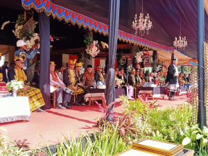 Wali Kota Baubau, La ode Ahmad Monianse saat menjadi inspektur upacara dalam puncak peringatan HUT Kota Baubau ke 481 dengan menggunakan pakaian adat Buton