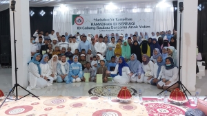 Wali Kota Baubau La Ode Ahmad Monianse Saat menghadiri  Kegiatan Ramadhan IDI berbagi  bersama anak Yatim Piatu di Gedung Arasalana Minggu (9/4/2023)