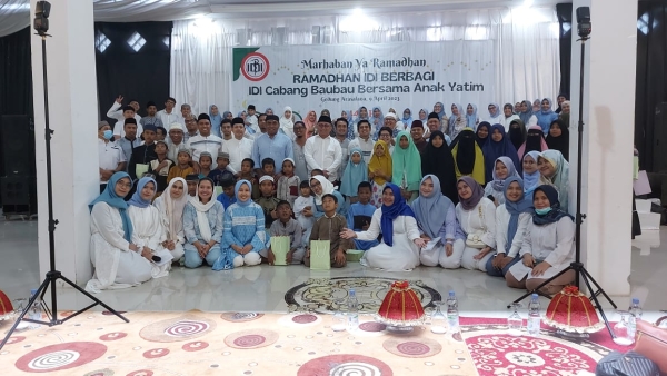 Wali Kota Baubau La Ode Ahmad Monianse Saat menghadiri  Kegiatan Ramadhan IDI berbagi  bersama anak Yatim Piatu di Gedung Arasalana Minggu (9/4/2023)