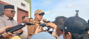 Gubernur Sultra, Andi Sumangerukka saat diwawancarai wartawan usai meninjau lahan Pemrov Sultra