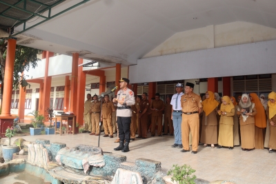 Kapolres Baubau, AKBP Mayestika Hidayat saat jadi Irup bendera di SMA Negeri 1 Baubau 