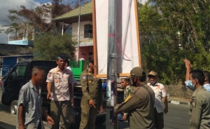 Penertiban Baliho Caleg dan Cagub di Beberapa sudut Kota Baubau