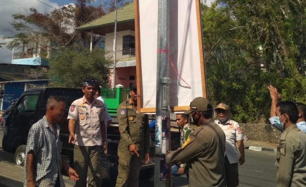 Penertiban Baliho Caleg dan Cagub di Beberapa sudut Kota Baubau