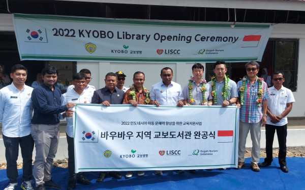 Peresmian Perpustakaan Bantuan Kyobo Korea diresmikan di Kota Baubau. Tampak Wali Kota Baubau La Ode Ahmad Monianse bersama Pengurus Yayasan Kyobo di Kecamatan Lea Lea Rabu (16/11) Foto : Bardin