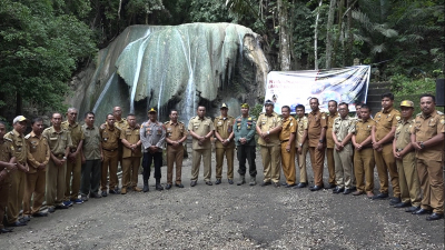 Wali Kota Baubau La Ode Ahmad Monianse Bersama Kadis Pariwisata dan Para Camat dan Lurah di Kawasan  Wisata Tirta Rimba Air Jatuh Selasa (15/11)