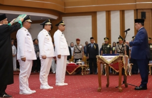 Pj Gubernur Sultra, Andap Budhi Revianto saat melantik Pj Bupati Buton, Pj Bupati Busel dan Pj Bupati Buteng