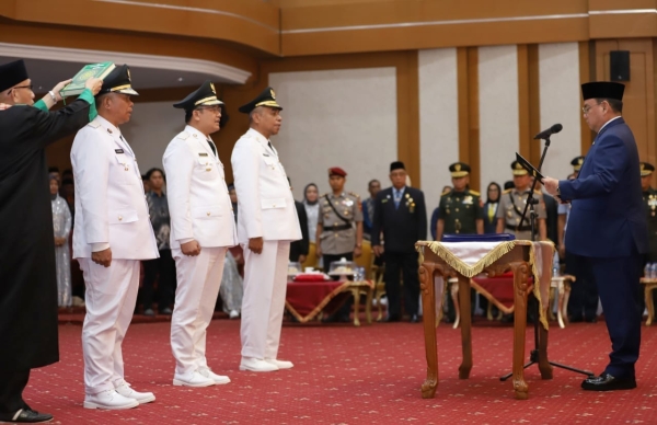 Pj Gubernur Sultra, Andap Budhi Revianto saat melantik Pj Bupati Buton, Pj Bupati Busel dan Pj Bupati Buteng