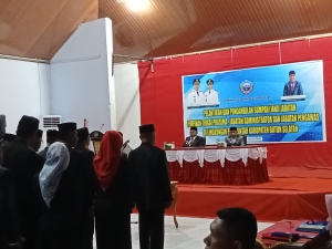 Bupati Busel, Muhammad Adios didampingi Sekda, La Ode Harwanto saat pelantikan pejabat lingkup Pemkab Busel