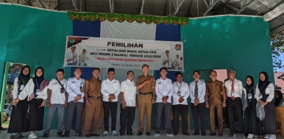 Komisioner KPUD Baubau bersama para Panitia Pemilihan Ketua dan Wakil Ketua OSIS SMAN 3 Baubau saat menghadiri kegiatan Pemilihan Ketua dan Wakil Ketua OSIS SMAN 3 Baubau Senin (16/10/2023)