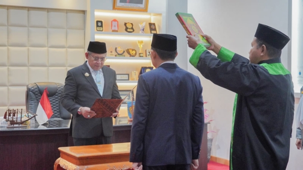 Wali Kota Baubau, H Yusran Fahim saat melantik perpanjangan jabatan Pj Sekda, MZ Amril Tamim