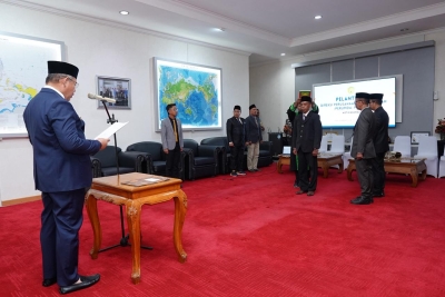 Wali Kota Baubau, H.Yusran Fahim saat melantik La Ode Endang sebagai Direktur Perumda Polima 