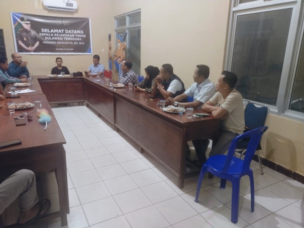 Ketua PWI Sultra, Sarjono saat memimpin rapat pleno pembentukan PWI Konawe