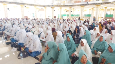 Para pengurus BKMT Se-kota Baubau memdati Masjid Agung Baubau dalam rangka Peringatan Nuzul Quran dan Pembagian Santunan bagi Masyarakat kurang mampu