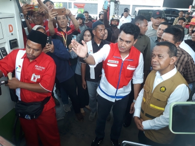 Menteri Energi dan Sumber Daya Mineral (ESDM), Bahlil Lahadalia saat mengecek perbedaan Ron 90 dan Ron 92 di Stasiun Pengisian Bahan Bakar Umum (SPBU) 74.93723,