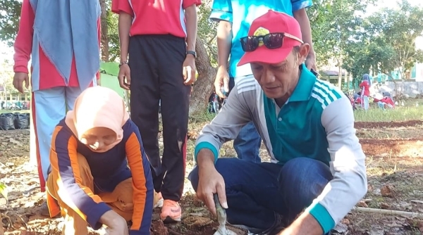 Kepala SMAN 3 Baubau La Ode Mustafa, S.Pd dan Pengawas Managerial Ummi Salamah, S.Pd, M.Pd mendampingi Siswa SMAN 3 Baubau menanam Tomat, Cabai dan Bawang dalam Mendukung Program &#039;Ketapang&#039; di Kampus HIjau SMAn 3 Baubau Selasa (6/6/2023)