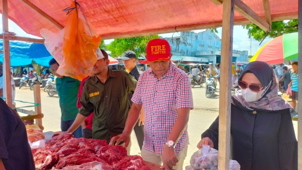 Kadis Perindag Kota Baubau, La Ode Ali Hasan saat meninjau pasar Wameo