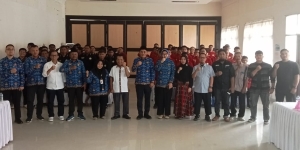 Kadis Transnaker Sultra, LM ali Haswandy foto bersama peserta pelatihan dan instruktur 