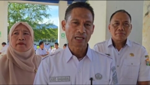 Kadis Dikbud Sultra, Prof. Aris Badara (tengah) 