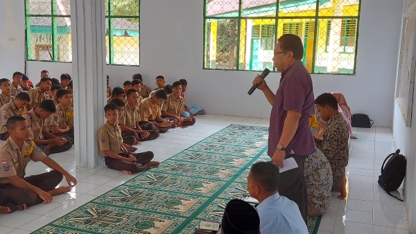 Rektor UMU Buton Sudjiton saat berkunjung di SMAN 3 Baubau Jumat (27/1/2023)