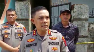 Kapolres Baubau, AKBP Erwin Pratomo,SIK didampimgi Kasat Reskrim, AKP Najamuddin,SH, MH dan Kapolsek Wolio, Iptu Narton, SH saat ditemui di TKP S