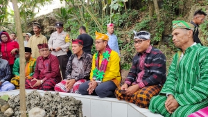 Pj Bupati Buton Selatan La Ode Budiman bersama Kadis Pariwisata Busel La Ode Harwanto dalam sebuah acara adat di Buton Selatan