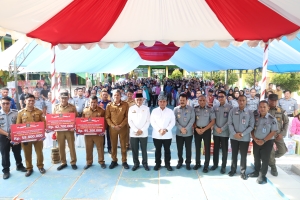 PJ Gubernur Sultra, Sekda Sultra, Pj Walikota Kendari, Kakanwil Kemenkumham Sultra foto bersama usai membagikan bantuan kepada korban banjir
