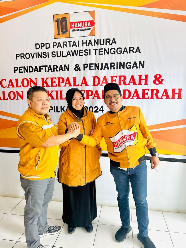 Ketua DPW Hanura Sultra, Waode Nurhayati (tengah), La Ode Yasin Mazadu (kiri) dan Ketua DPC Hanura Kota Baubau, Indra Tri Wahyono (Kanan)