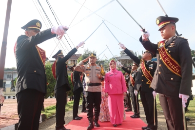 Penyambutan prosesi pedang pora oleh para perwira Baubau atas Kedatangan AKBP Mayestika Hidayat, S.I.K., M.H., sebagai Kapolres Baubau yang baru menggantikan AKBP Bungin Masokan Misalayuk, S.H., S.I.K., M.Si., yang kini menjabat sebagai Wadir Polairud Polda Metro Jaya.