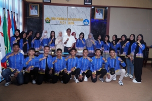 Kadis Pendidikan dan kebudayaan Sultra Prof Aris Badara bersama Tim FLS3N SMA Sultra usai pelepasan di Aula DIkbud Sultra Minggu (16/11/2025)