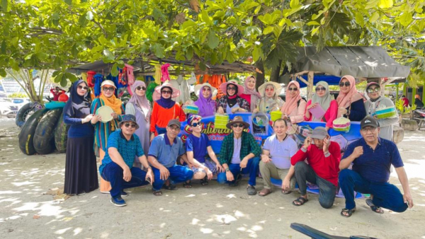 Kebersamaan Pengurus dan Jamaah RAUDAH WISATA di Lokasi Pantai Nirwana Baubau usai Sukses Menggelar Agenda Silaturahmi bersama Jamaah dan MAsyarakat Kota Baubau