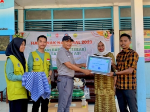 Kepala Dinas Pemberdayaan Perempuan dan Perlindungan Anak Kota Baubau Abdul Rahman, S.Pd, M.Si dan Kepala KCD Dikbud Sultra Rayon Baubau-Busel Mastuti, S.Pd menyerahkan Penghargaan kepada SLB Tat Wam Asi atas partisipasinya dalam kegiatan Hari Anak Nasional Tahun 2023