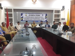 Jumpa pers tindak lanjut kesepahaman dan kesepakatan menjadi satu lembaga adat kesultanan buton.