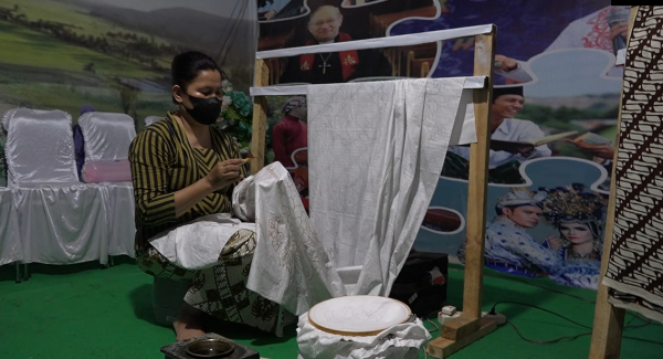 Aktivitas Pembatik yang ada di Stand Pameran Kecamatan Bungi pada Momen Haroana Baubau Tahun 2022