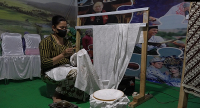 Aktivitas Pembatik yang ada di Stand Pameran Kecamatan Bungi pada Momen Haroana Baubau Tahun 2022