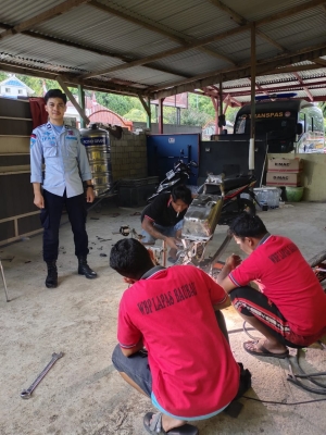 Warga Binaan Pemasyarakatan (WBP) Lapas kelas IIA Baubau saat memperbaiki sepeda motor di bengkel halaman Lapas Baubau yang diawasi langsung oleh petugas