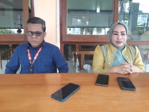 Naslia Alu (NA) didampingi kuasa hukumnya, Lukman, SH