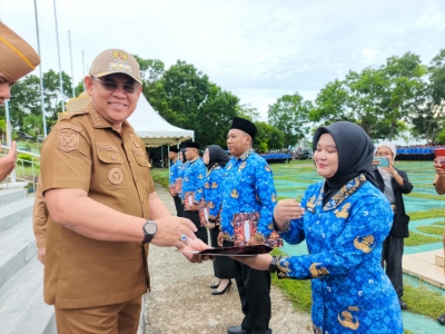 Wali Kota Baubau, H.Yusran Fahim saat menyerahkan SK PPPK paruh waktu kepada beberapa perwakilan