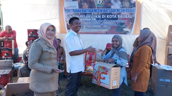 Fajar ishak daeng jaya saat menyerahkan bantuan mesin jahit kepada penjahit di Kota Baubau
