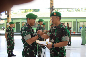 Dandim 1413/Buton, Letkol Arm Muhamad Faozan saat pimpin pelepasan personil yang pindah tugas ha