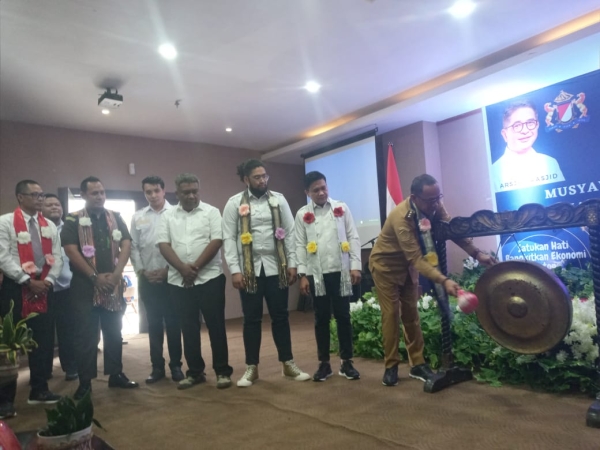 PJ Bupati Buton, Drs Basiran MSi didampingi Ketua Karateker Kadin Buton,Alvian dan pengurus Kadin Sultra saat membuka secara resmi Muskab IV Kadin Buton