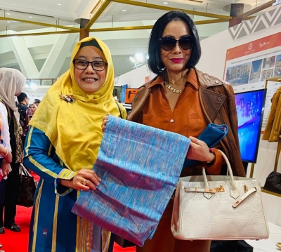 Ketua TP PKK Kota Baubau Ny Reffiani Dwiatmo Rasman, ST Bersama Pengusaha dan Desainer Nasional Poppy Darsono di Ajang Cerita Nusantara yang digelar Kementrian Koperasi dan UKM RI di Jakarta Selasa (28/11/2023) Foto : Ist