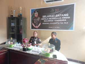Kajati Sultra, Hendro Dewanto, SH, MH dan Ketua PWI Sultra, Sarjono,S.Sos, MM 