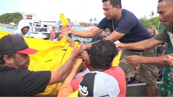 Jenazah Amlati (49) Nelayan Warga Bone-Bone saat dievakuasi Satpolairud dan Masyarakat Sabtu (4/2/2023) Foto : Bardin