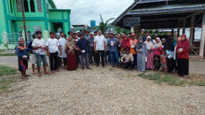 Fajar Ishak Bersama Para Nelayan Kelurahan Kalia Lia dan Kantalai usai menerima bantuan Senter Kepala Pada Rabu (28/12) 