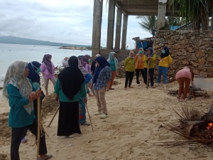 Kegiatan Bersih Bersih Pesisir Pantai Oleh Masyarakat Kelurahan Bone-Bone Jumat (31/3/2023) Foto : Bardin Gagassultra