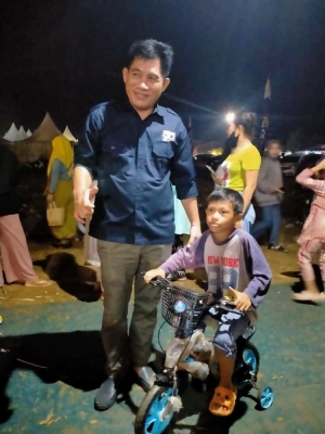 Kadis Transnaker Sultra, LM Ali Haswandy bersama stevanus salah seorang anak ayang mendapatkan hadiah sepeda