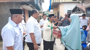 Hari Pertama bertugas sebagai Kepala Kantor Kementrian Agama kota Baubau H. Mansur, S.Pd, MA bersama Wali Kota Baubau La Ode Ahmad Monianse mengunjungi dan Menhyerahkan Bantuan bagi Korban kebakaran di Kelurahan Bataraguru, Rabu (15/2/2023)