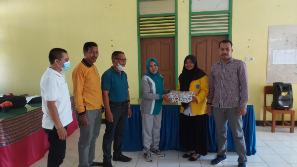 Mahasisswa PLP Unidayan Menyerahkan Cinderamata Kepada Kepala SMAN 3 Baubau Siti Yuliana, S.Pd, M.Pd didampingi DOsen Pembimbing Saifullah, S.Pd, M.TESOL pada kegiatan Penarikan Mahasiswa PLP di Kampus HIjau SMAN 3 Baubau Sabtu (24/9)
