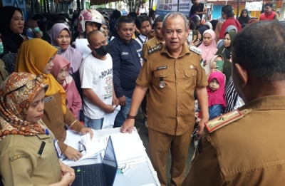 Wali Kota Baubau, H. Yusran Fahim, SE.,saat memantau langsung pelaksanaan pasar murah di pelataran kantor Dinas Perdagangan dan Perindustrian Kota Baubau