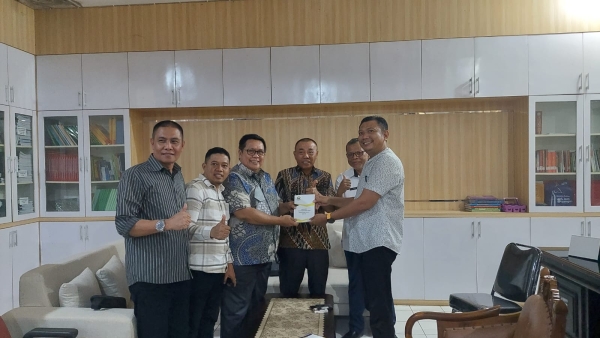 Anggota DPRD Provinsi Sultra Fajar Ishak Daeng Jaya menyerahkan Buku Program Kerja DPRD Sultra kepada Komisi III DPRD Kolaka di Gedung DPRD Sultra saat konsultasi Rabu (4/1/2023)